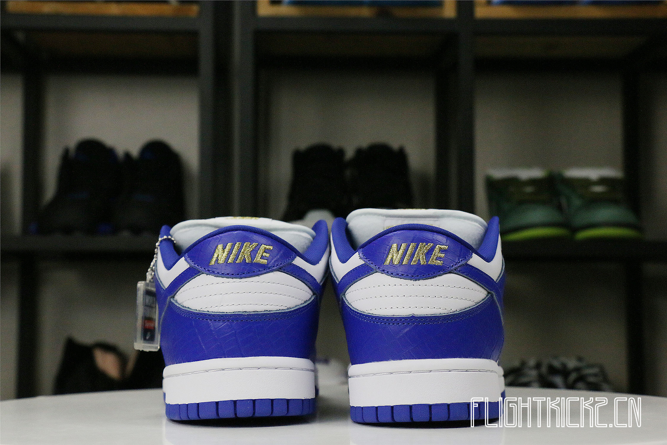 Nike SB Dunk Low Supreme Hyper Royal