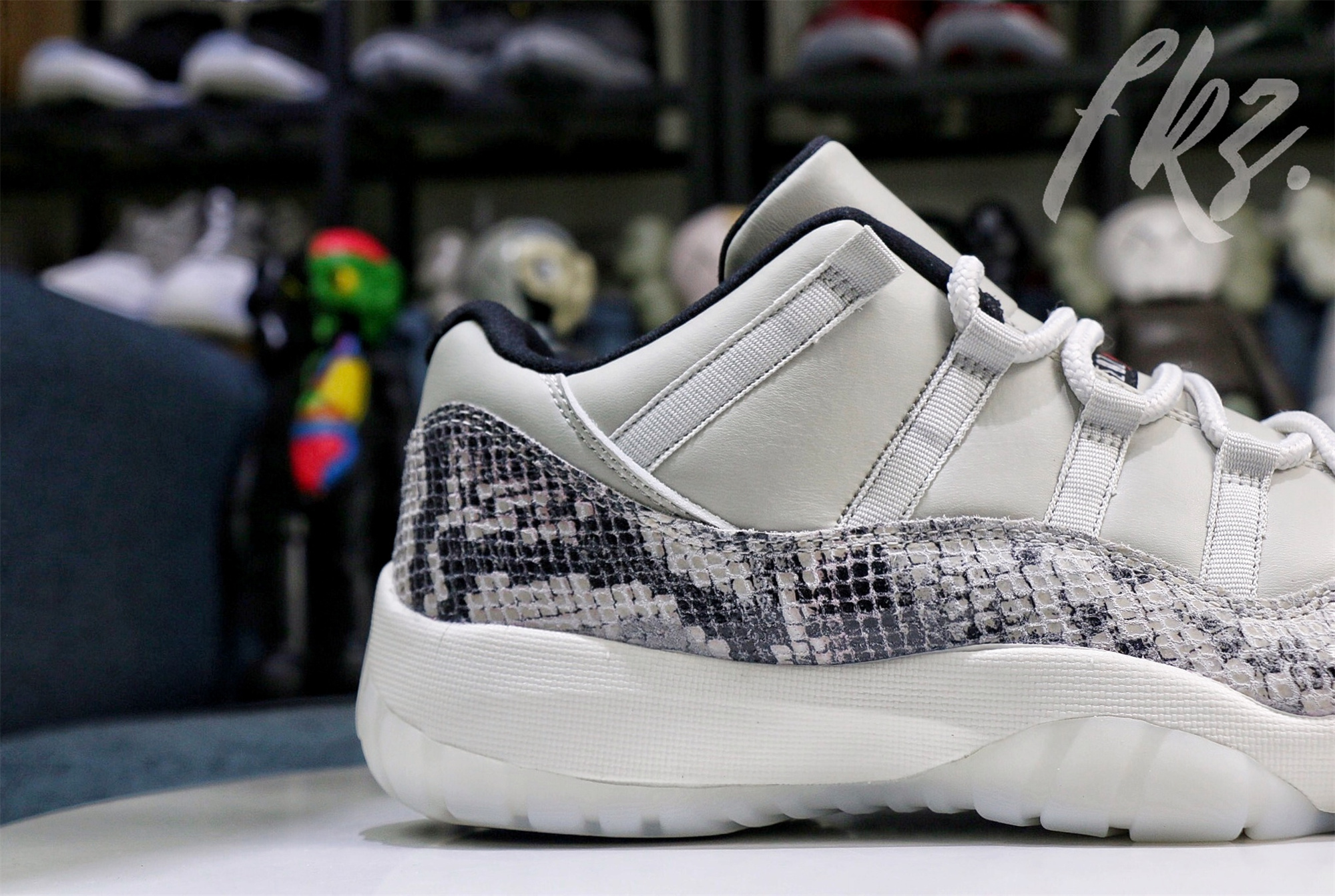 Air Jordan 11 Retro Low Snakeskin Light Bone