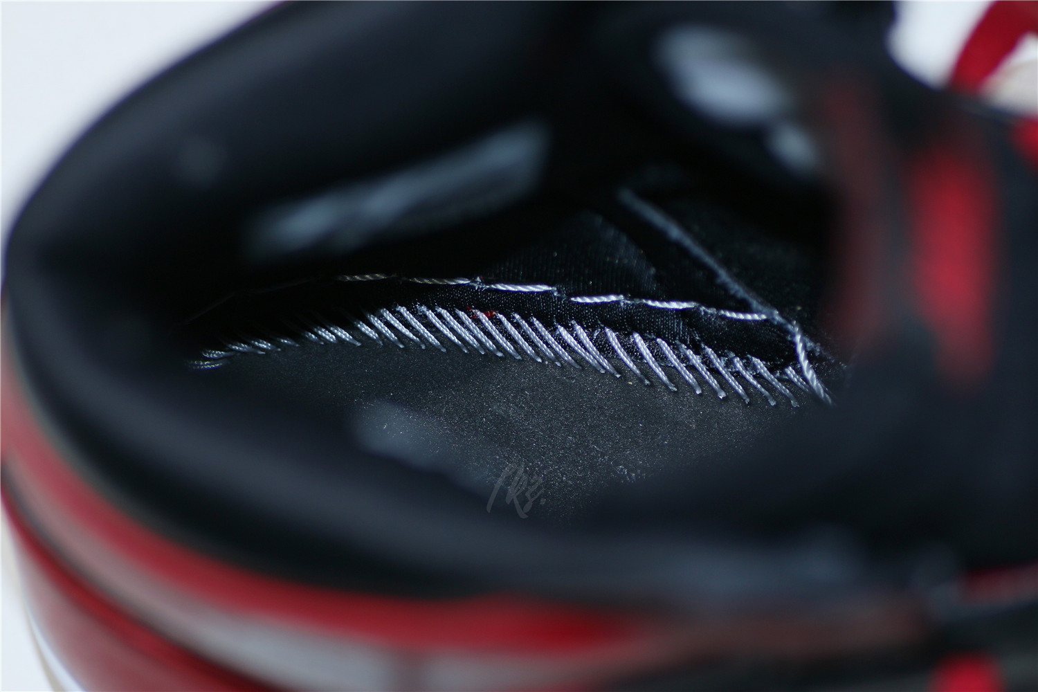 Air Jordan 1 OG Banned/Bred 2011 (LN5 A1 ,Deadstock,with tiny Flaws)