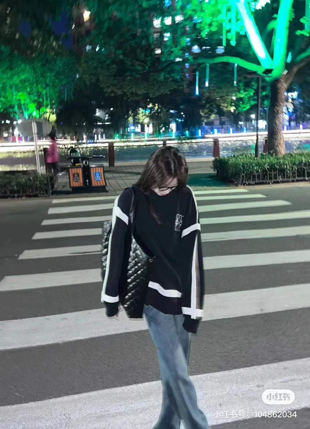 LOEVVE 22FW Ribbon Embroidered Crew Neck Sweater