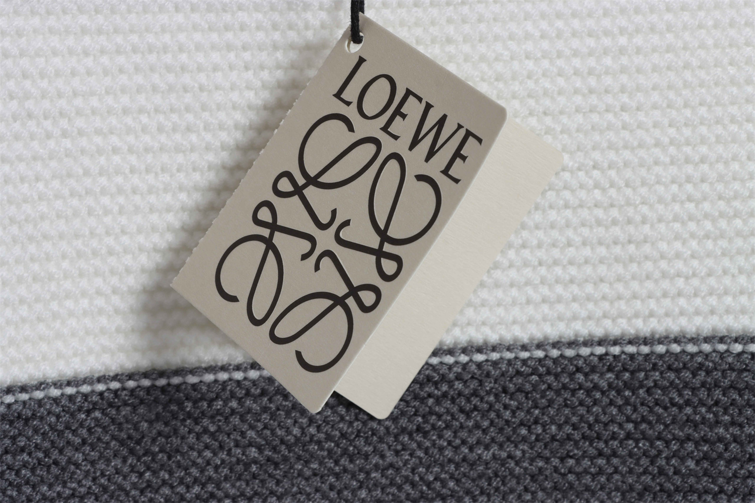 Loevve 22SS autumn and winter new round neck striped patch sweater