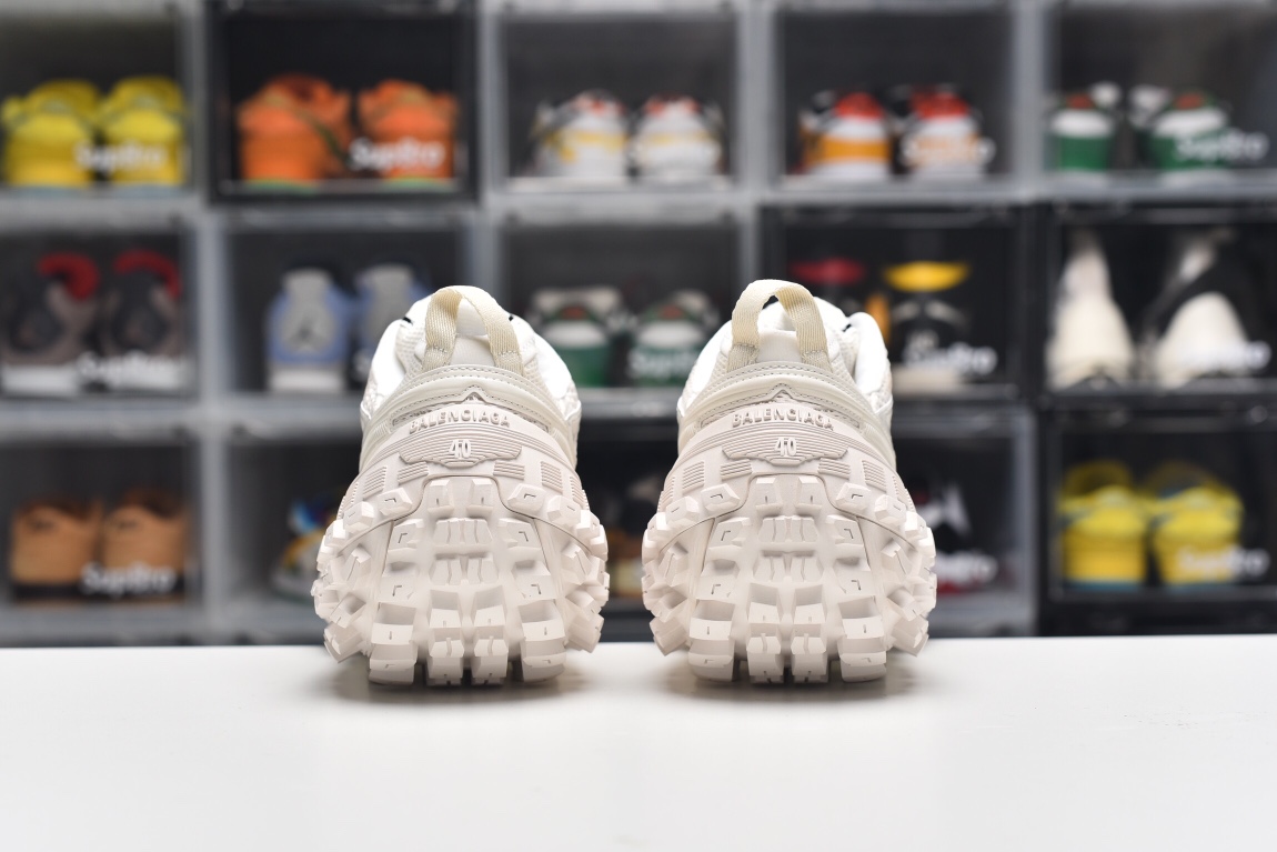 Balenciag* Defender black & white