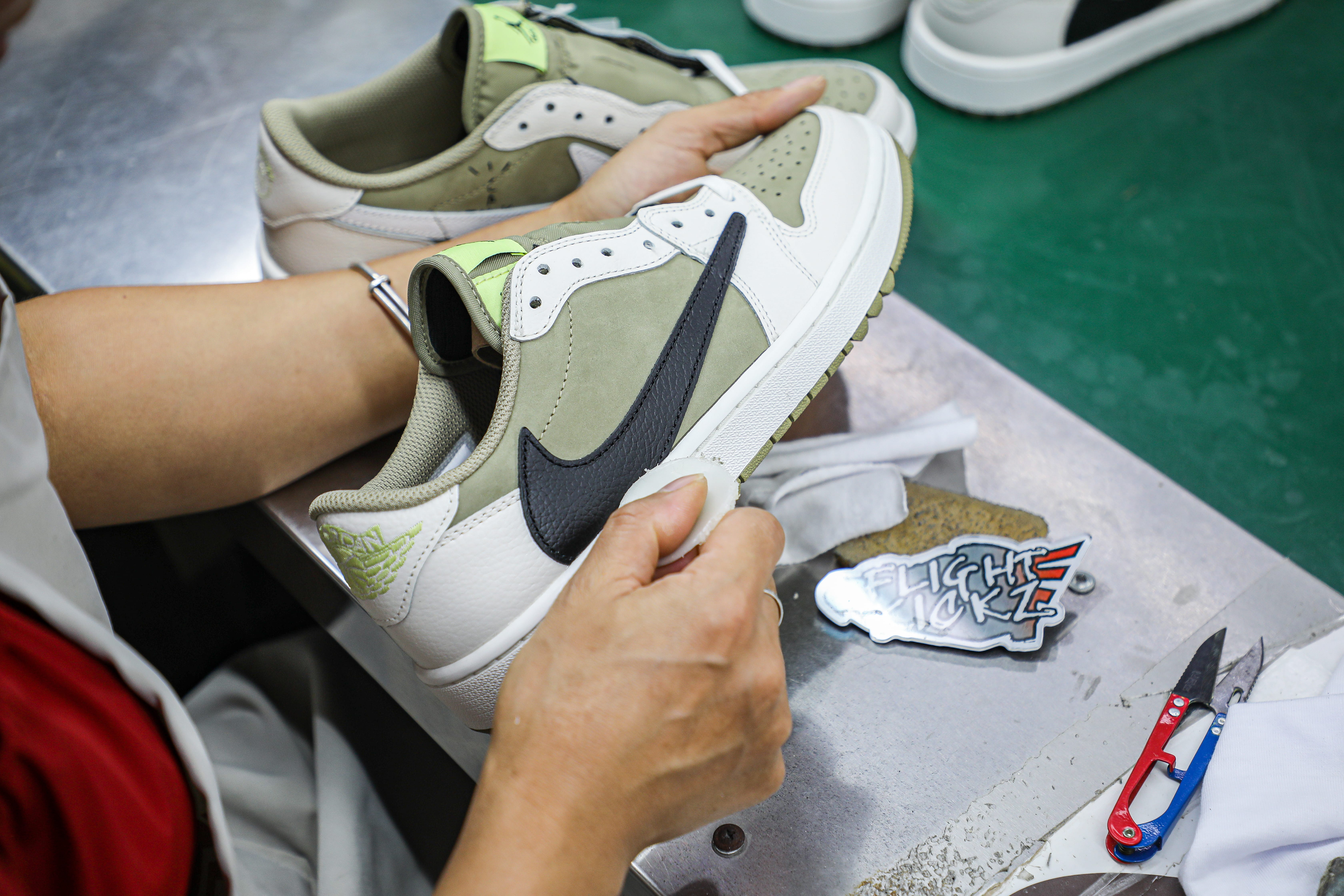 Travis Scott x Air Jordan 1 Low Golf Neutral Olive (LN5 A1)