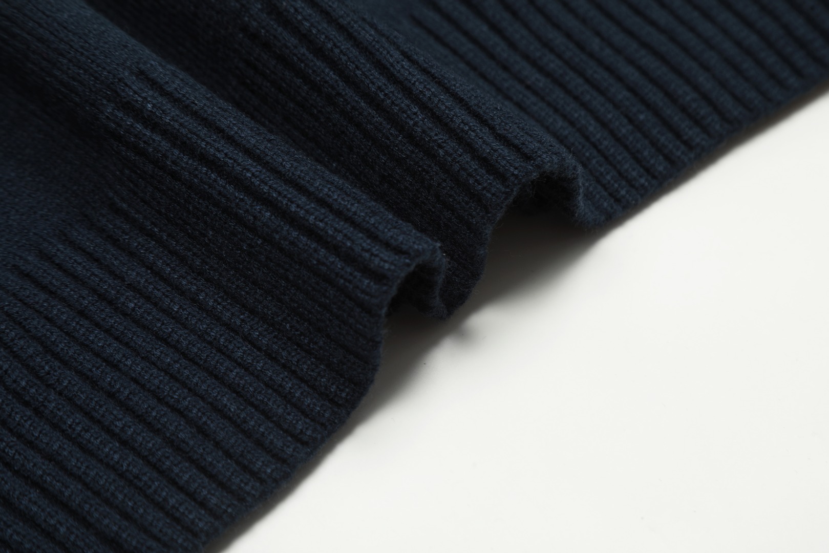 Am1 2024SS classic black jacquard big heart turtleneck sweater