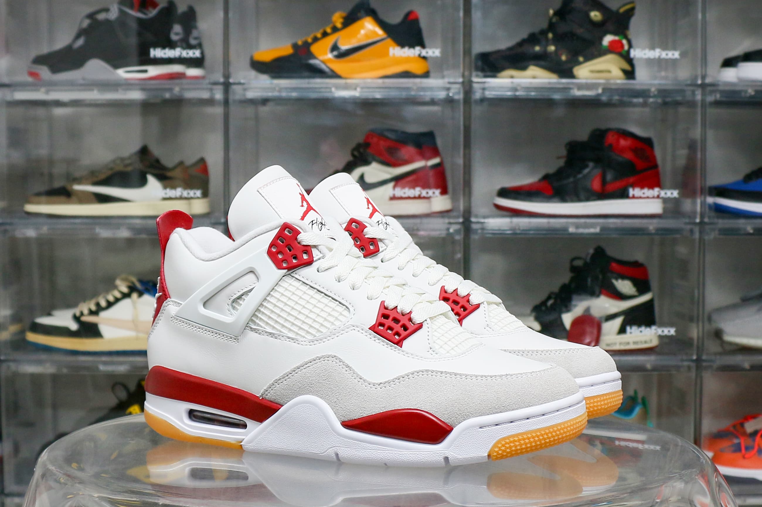Nike SB x Air Jordan 4 Varsity Red is a Family & Friends (LN5 A1 Batch)