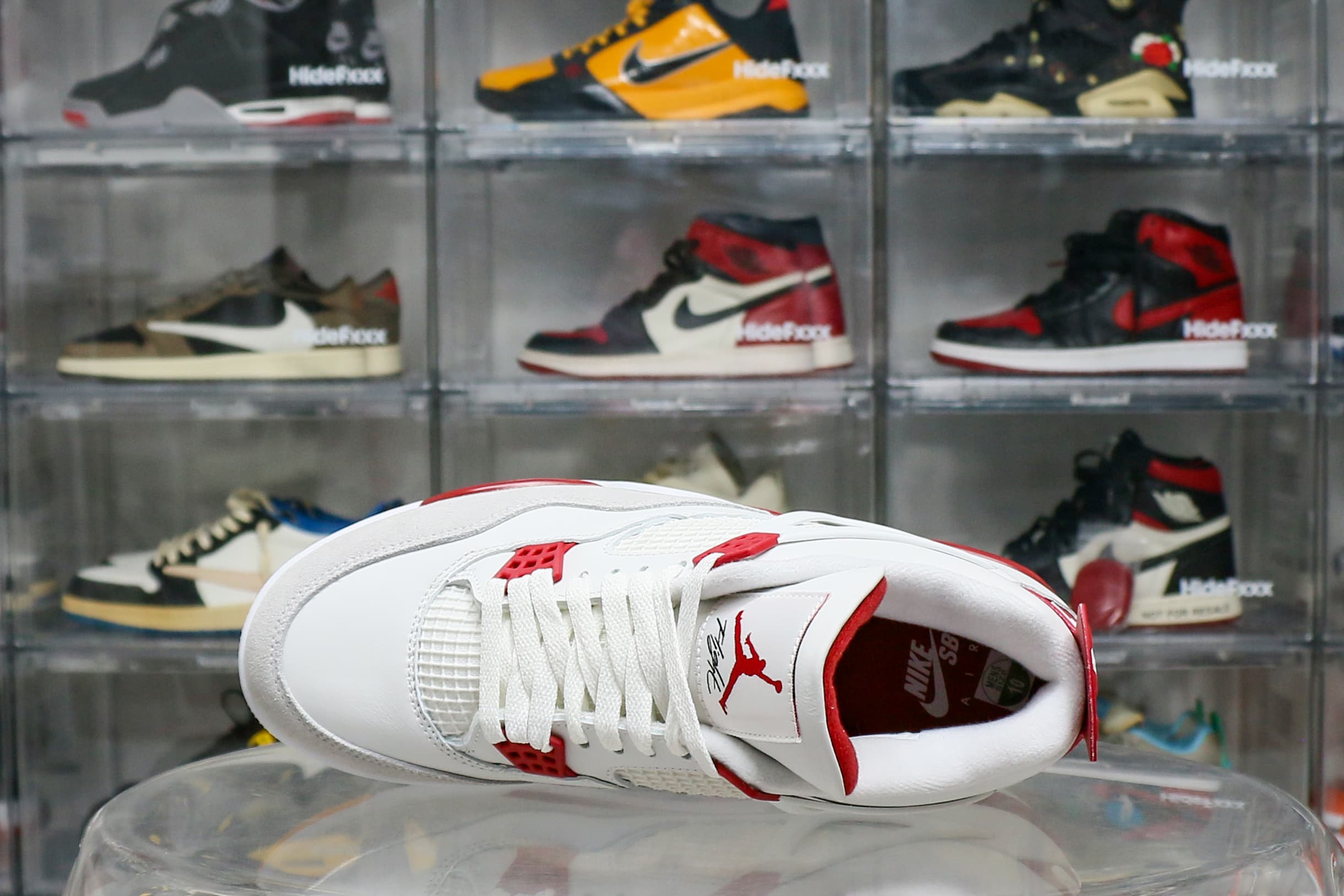 Nike SB x Air Jordan 4 Varsity Red is a Family & Friends (LN5 A1 Batch)