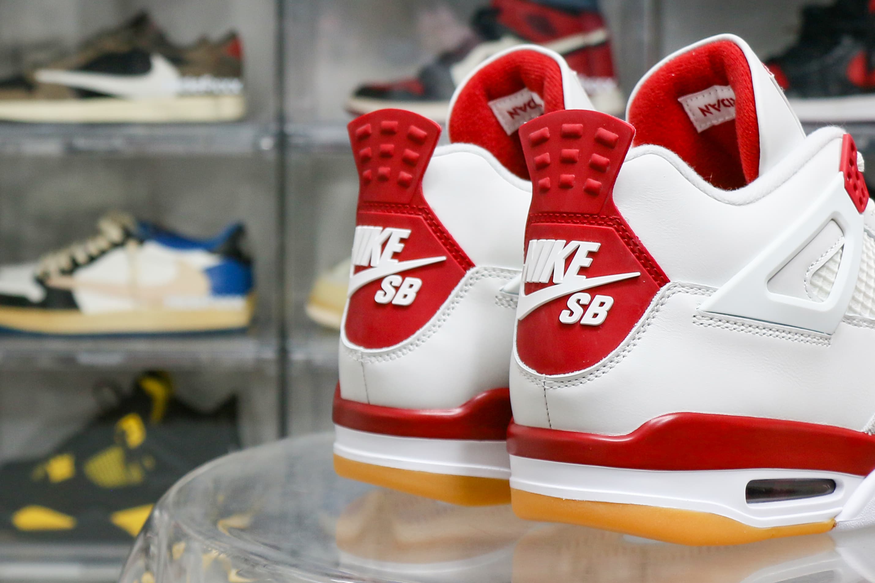 Nike SB x Air Jordan 4 Varsity Red is a Family & Friends (LN5 A1 Batch)